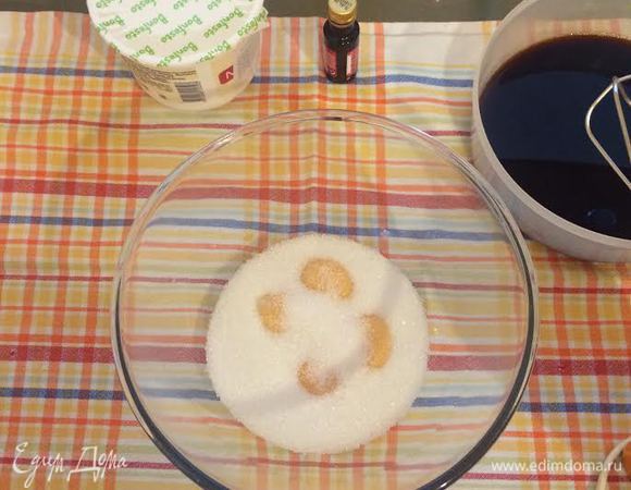 Белки отделить от желтков. Миску с белками отправить в холодильник, пока взбиваются желтки.