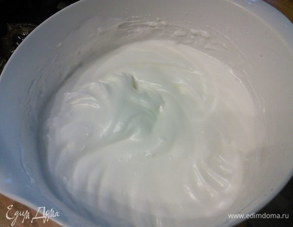 Теперь займемся муссом. Яичные белки взбить с щепоткой соли до мягких пиков, добавить сахар и взбить в крепкую пену.