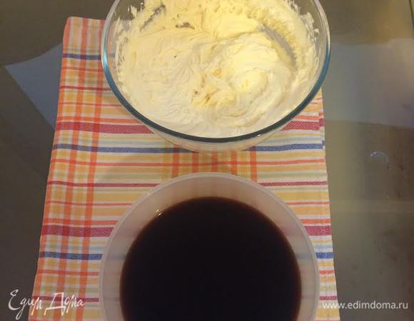 Массу хорошо перемешать на минимальной скорости миксера. Сварить крепкий кофе. У меня обычный растворимый, на 250 мл я положила 4 ч. л. кофе. Добавить коньяк и остудить.