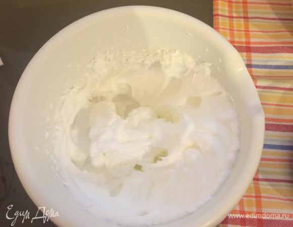Белки взбить до устойчивых пиков (5 — 10 минут).