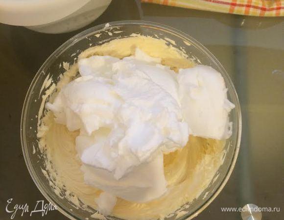 Добавить белки в желтково-сырную массу.