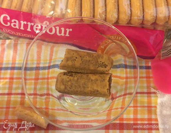 Тирамису можно сделать в одной большой форме, но мне нужно было сделать порционный десерт. Сборка: быстро окунуть печенье в кофе.