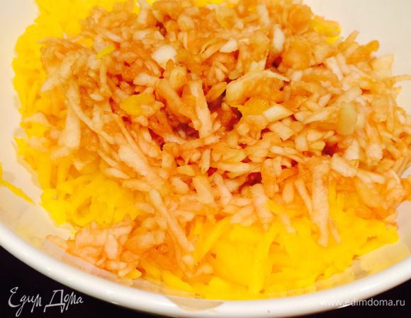 Первым делом подготавливаем тыкву и яблоки. Трем все на крупной терке. Смешиваем в одной емкости. 