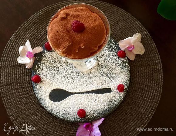 Готовый десерт посыпать какао.