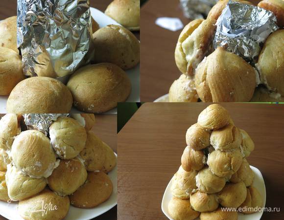 Делаем конус из бумаги, оборачиваем его фольгой. Выкладываем первый слой. У меня более крупные эклеры. На него выкладываем слои, соединяем плавленым сыром. 4–5 штук откладываем для верхушки. Когда эклеры закончились, вершину конуса срезаем, делаем из кусочка фольги основание и выкладываем последний слой — 3 шт. и верхушку — 1 эклер.