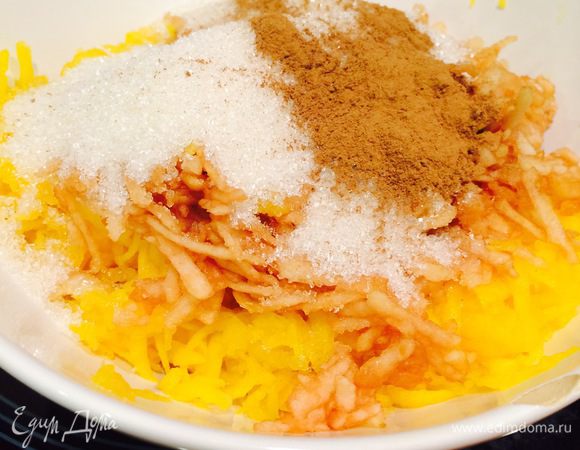 Далее к тыкве и яблоку добавляем 50 г сахара, корицу и мед. Также можно добавить немного размоченного изюма и для любителей специй немного мускатного ореха. Все перемешиваем. И отправляем нашу ароматную смесь в микроволновку на 1 минуту. Тыква даст сок, и сахар хорошо растворится. 