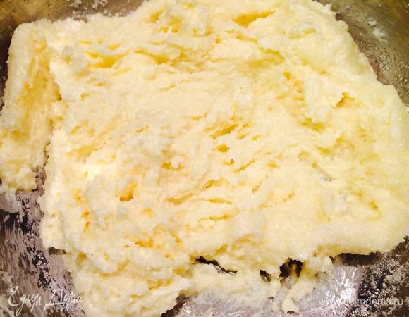 Далее растираем сливочное масло с остальным сахаром. Масло предварительно я прогрела 20 сек. в микроволновке. 