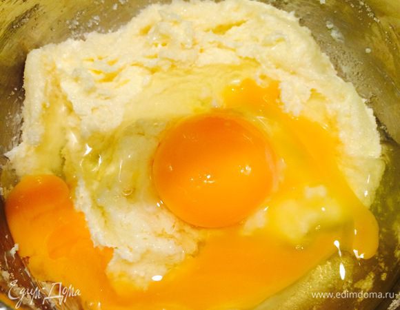 К маслу и сахару добавляем яйца и хорошенько перемешиваем до однородной массы.