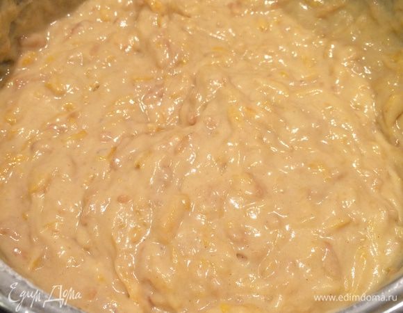 Теперь мука. Сперва посмотрите на сочность вашей тыквы. Если тыква дала много сока, муки нужно больше. Если сока мало, наоборот, соответственно. Смешайте муку с разрыхлителем. Добавляйте маленькими порциями, каждый раз хорошо вымешивая. Тесто должно получиться густое. Вам должно быть тяжело его мешать.