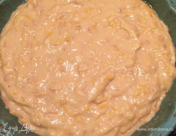 Далее в смазанную маслом форму выливаем наше тесто. И отправляем в предварительно разогретую до 180°С духовку. Среднее время выпекания — 40 — 45 минут. Но обязательно поглядывайте за тестом, проверяйте готовность зубочисткой. Потому что тыква может дать очень много сока и тогда будет готовиться дольше.