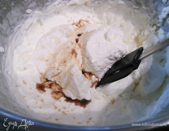 Взбить сливки до жестких пиков. Я вместо ванильного сахара добавила ванильный экстракт 1 ст. л. Желатин замочить в небольшом количестве холодной воды, когда он набухнет, отжать и в маленькой кастрюльке в нескольких (2 ст. л.) ложках воды на маленьком огне растворить.