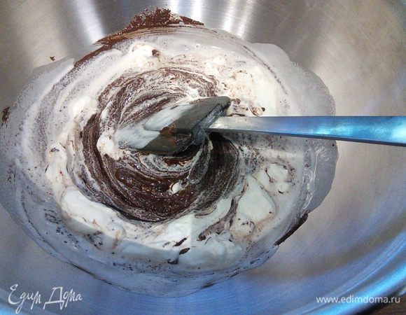 Тут нам понадобится большая миска и лопаточка. Перелить шоколад в миску и ввести две ложки взбитых сливок в шоколад, размешать. Тоже самое проделать с желатином: смешать с желатином сначала две ложки шоколадного крема, затем ввести эту смесь к остальному крему. В самом конце в несколько приемов ввести взбитые белки.