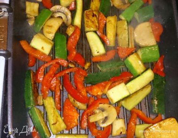 Обжариваем овощи, но не до полной готовности! Так, чтобы были с хрустящими.