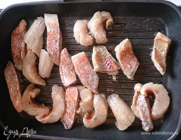 Обжариваем рыбу.