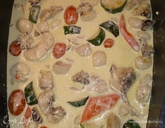 Добавляем кокосовое молоко, пасту карри, черри помидоры (лучше целиком, при тушении будут лопаться и отдавать сок в блюдо), ананас (кусочками). Тушим под крышкой  на медленном огне около 30 минут, (соус должен быть более густым, чем жидким).