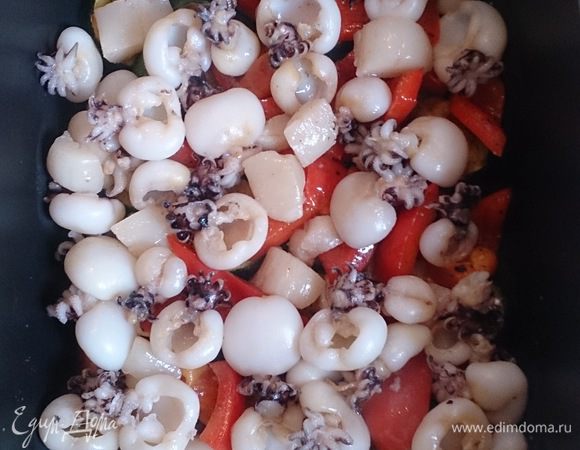 Все ингредиенты выкладываем в глубокую емкость для тушения.