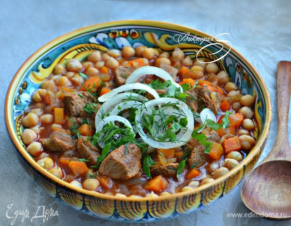 Когда мясо и нут полностью будут готовы, приступаем к «сборке» блюда. В глубокую миску выложить нут вместе с бульоном от него, сверху  горкой выложить мясо с овощами и обильно полить соусом. Гарнировать кольцами репчатого лука и посыпать рубленой зеленью. Когда вы вдохнете  густой и насыщенный мясной дух этого прекрасного и сытного блюда, вас уж точно будет сложно остановить!