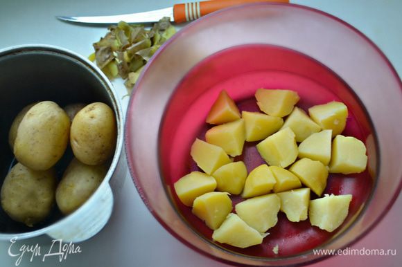 Для приготовления этого салата потребуется некрупный, лучше молодой, картофель. Хорошо его промойте и отварите в мундире до готовности. Готовый картофель остудите, почистите и нарежьте на половинки или четвертинки, если картофель не очень мелкий.
