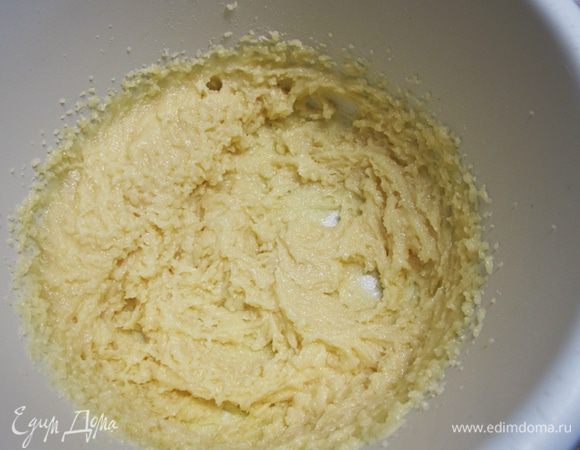 Заранее приготовьте продукты, чтобы все было под рукой. Включите духовку на 170 — 180°С.
Если мед густой, распустите его вместе с маслом на водяной бане или в микроволновке.
Добавьте сахар и взбейте добела.
