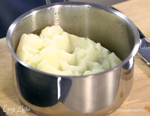 Картофель почистить, отварить до готовности, затем размять в пюре.