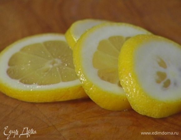 Половинку лимона нарезать тонкими кружками.