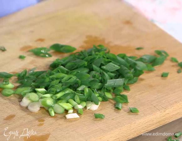 Зеленый лук тонко порезать наискосок.