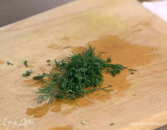 Укроп мелко порубить.