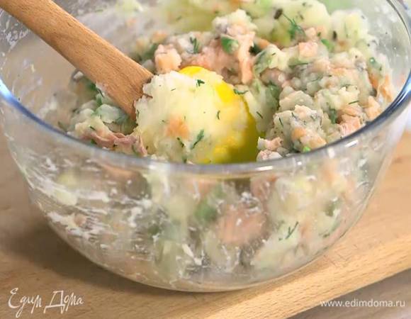 Запеченную рыбу разобрать на небольшие кусочки, добавить в картофельную массу и еще раз перемешать.