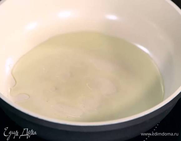 Разогреть в сковороде оставшееся оливковое масло.