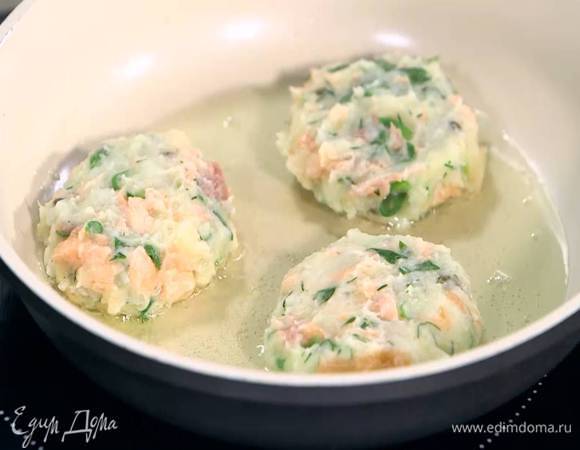 Сформировать небольшие биточки и обжаривать с двух сторон до появления золотистой корочки.