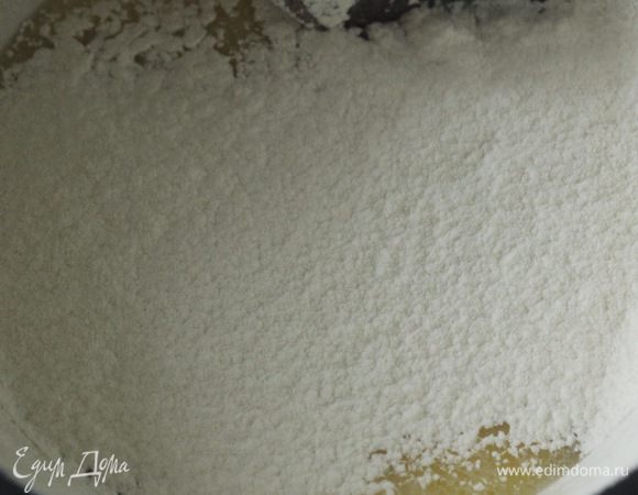 Просеять муку и замесить тесто. Накрыть тесто полотенцем и оставить примерно на час, пока оно не увеличится вдвое.