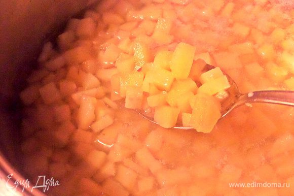 Картофель мелко нарезать, опустить для начала в литр воды и поставить на огонь. Как вариант, часто делаю так: опускаю половинки картофеля, а потом вынимаю готовые и разминаю вилкой.