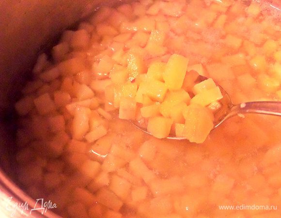 Картофель мелко нарезать, опустить для начала в литр воды и поставить на огонь. Как вариант, часто делаю так: опускаю половинки картофеля, а потом вынимаю готовые и разминаю вилкой.