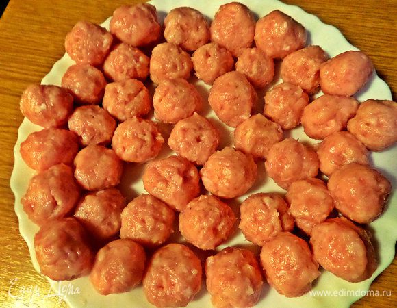 Из фарша мокрыми руками накрутить фрикадельки.