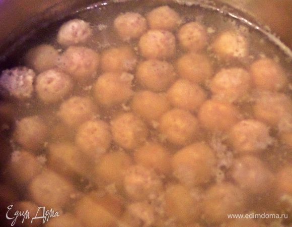 Опустить в кипяший отвар с картошкой.