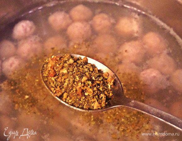 Добавить натуральные приправы для бульона. Если они без соли, посолить.