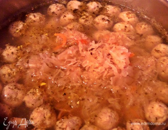 Отравляем нарезанную капусту в кастрюлю. Доливаем еще 1 — 1,5 литра воды. Я люблю густые щи.