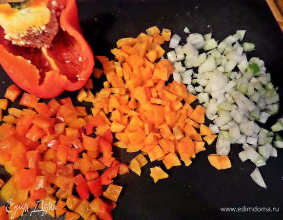 Для поджарки мелко нарезать овощи.