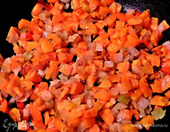 Обжарить не сильно на растительном масле.