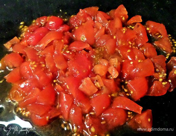 Томаты без кожицы нарезать. Сок сохранить.