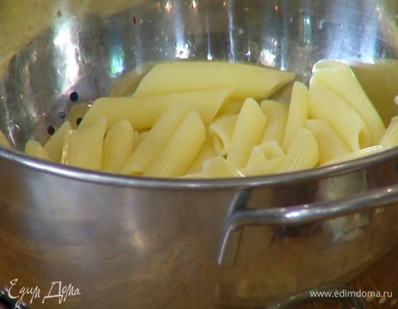 Пенне отварить в подсоленной воде согласно инструкции на упаковке, затем воду слить и обдать макароны холодной водой.