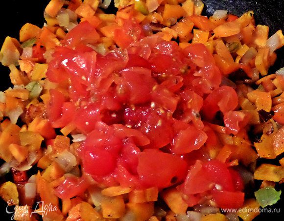 Переносим томаты с соком в сковороду.