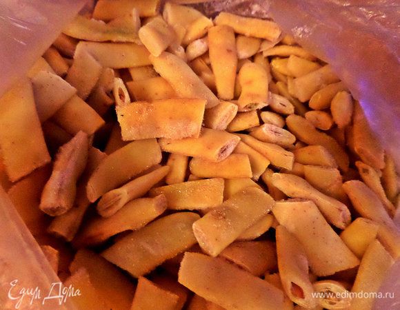 Ну и, наконец, о фасоли. Она у меня местная, огородная. Летом я ее промыла, отрезала кончики, разделила на 2 — 3 части и заморозила. Вот пришло время пользоваться!