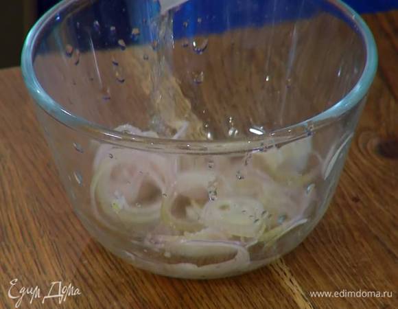 Шалот почистить, нарезать тонкими кольцами, залить уксусом и медом, все перемешать и дать постоять.