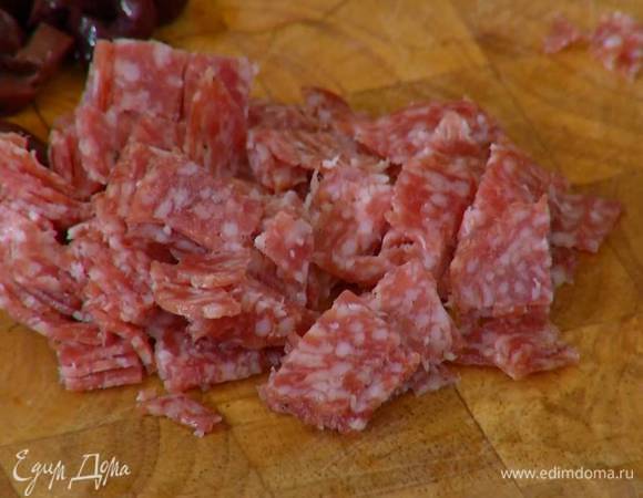 Салями нарезать маленькими кусочками.