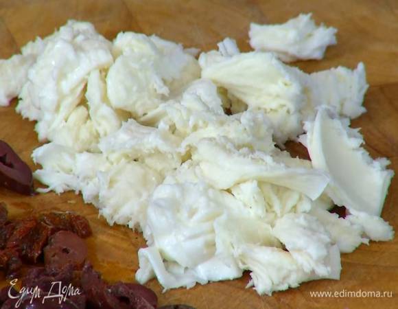 Моцареллу разломить на небольшие кусочки.