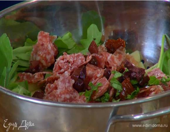 Пенне перемешать с руколой, затем добавить вяленые помидоры, оливки, салями, измельченный базилик и все еще раз перемешать.