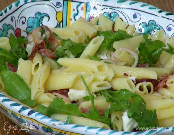 Выложить салат из пенне на блюдо, сверху разложить моцареллу, замаринованный шалот вместе с уксусом и медом, сбрызнуть все оливковым маслом и все перемешать.