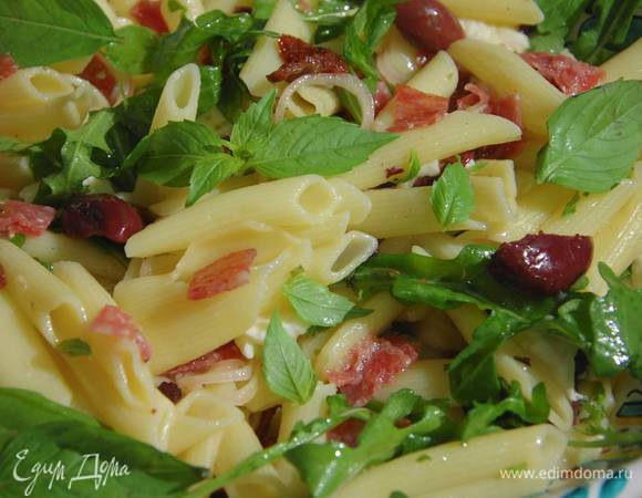 Украсить салат оставшимися листьями базилика.