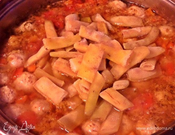 Прямо, не размораживая, отравляем в суп. Пробуем на вкус. Настало время влить или не влить рассол. Я добавила 0,5 стакана.